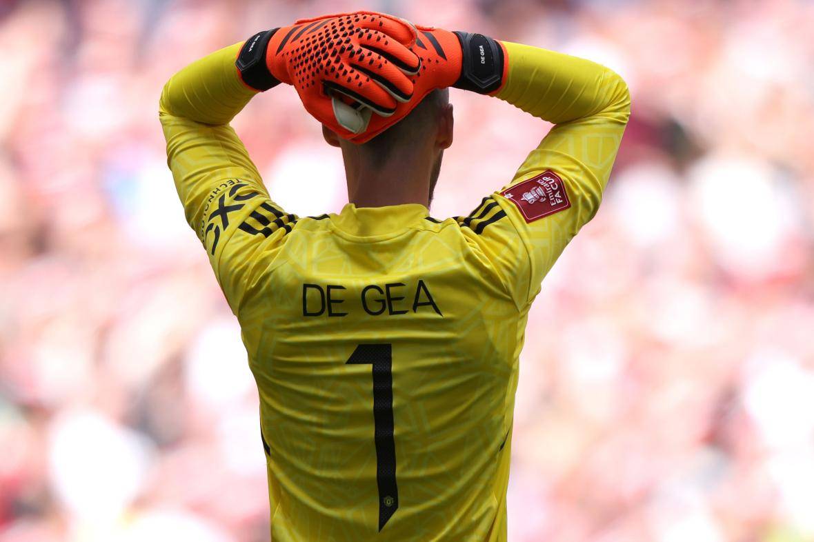 体育app下载-关键时刻足总杯传出新动向，斯图加特防线松动，管理层表态——球迷炸锅，心理建设被强调(关键时刻站得出来关键时刻顶得上去)