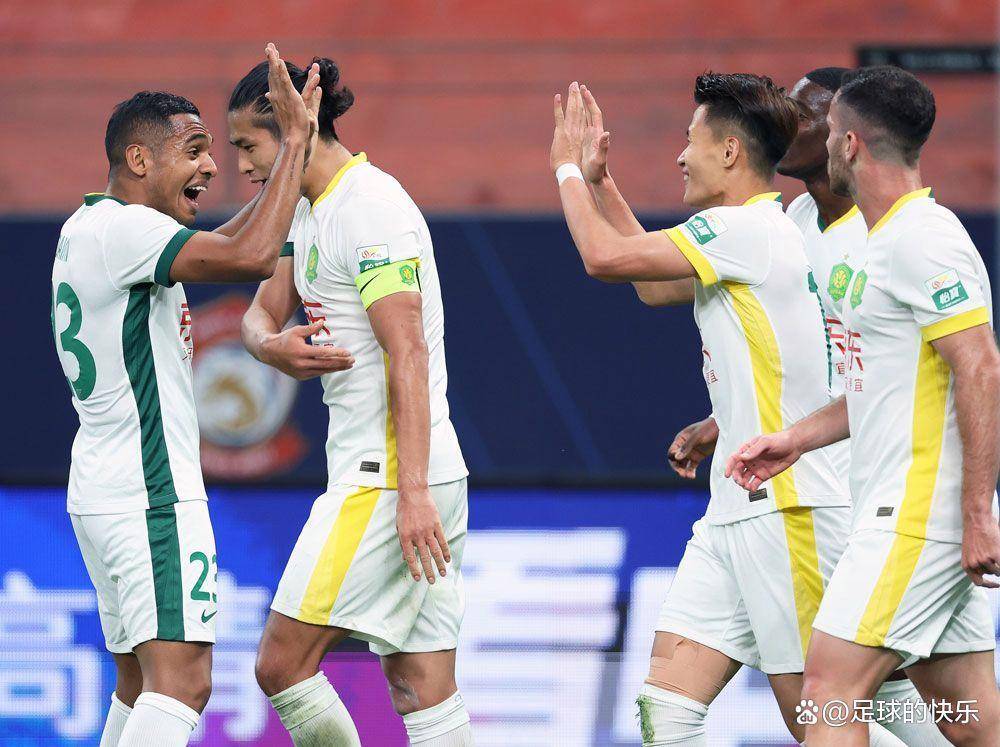 关键时刻足总杯传出新动向，斯图加特防线松动，管理层表态——球迷炸锅，心理建设被强调(关键时刻站得出来关键时刻顶得上去)