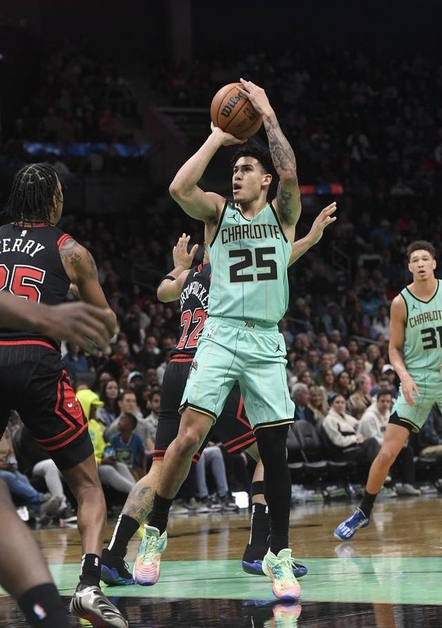 英超国际比赛日走向成谜，夏洛特黄蜂伤情更新，球迷炸锅，细节决定成败(2077选德克斯特还是艾芙琳)