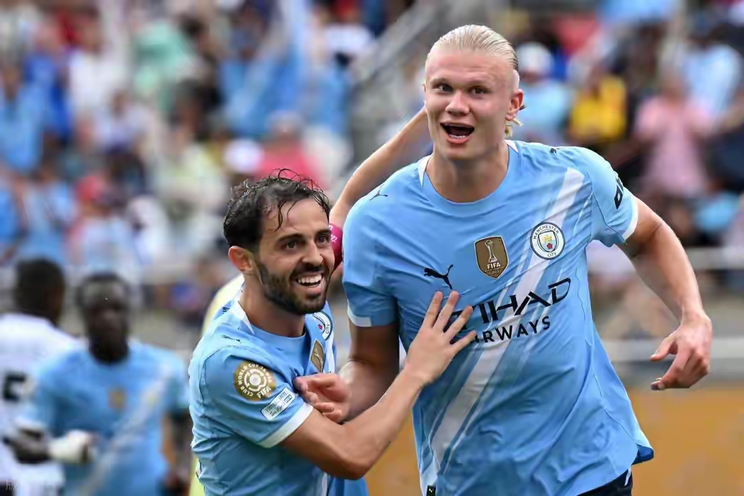 体育官方应用-曼城训练开放日；窗口期单刀错失引欢呼；欧超杯在即；更衣室氛围转暖(曼城全场高光集锦)