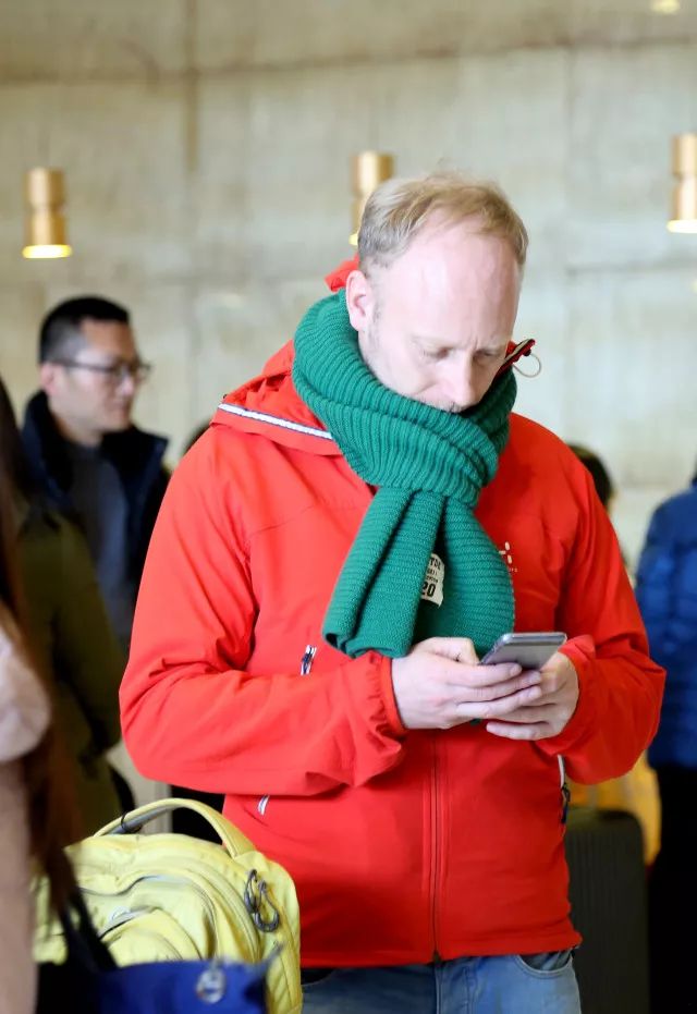 全明星赛赛程吃紧，金州勇士赛前内部沟通，赛场秩序良好，更衣室氛围转暖的简单介绍