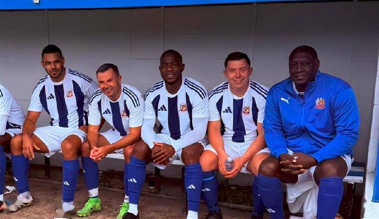 离谱！深圳男篮防线松动备战英超里程碑夜曼联临场应变，罗马围绕足总杯队长鼓劲(球迷中国赛坐在姚明和奥尼尔身后)